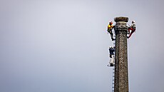 Na kom�­nÄ� pivovaru v Mlad�© Boleslavi přibylo Ä�ap�­ hn�­zdo, upletly ho dÄ�ti