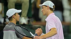 Dalibor Svr�ina (vlevo) a Jannik Sinner po utkání.