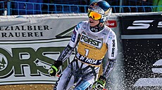 Ester Ledecká v cíli sobotního sjezdu ve Val di Fassa.