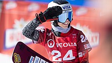 Zuzana Mad�rová mává fanou�k�m po kvalifikaci paralelního slalomu v závodu SP...