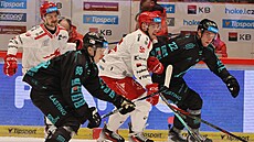 T�inecký úto�ník Libor Hudá�ek (vlevo) sleduje souboj svého spoluhrá�e Marka...