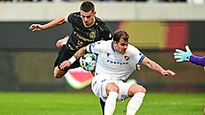 Zleva Daniel Horák z Hradce Králové a Matú� Rusnák z Ostravy.