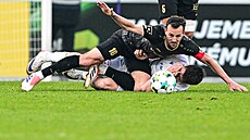 Vladimír Darida z Hradce Králové (naho�e) a David Buchta z Ostravy.