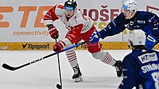 Filip Král z Brna se sna�í zastavit pr�nik Jakuba Navrátila z Olomouce.