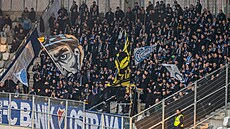 Fanou�ci Baníku Ostrava p�i pohárovém utkání v Hradci.