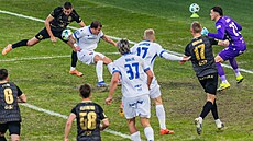 Hradec vs. Ostrava. Závar p�ed brankou host�.