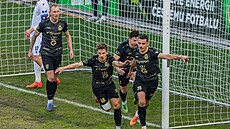 Na snímku zbyte�ná radost hradeckých fotbalist�. Branku Horáka rozhod�í neuznal...
