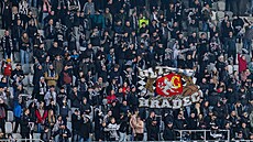 Fanou�ci fotbalist� Hradce p�i utkání proti Ostrav�.