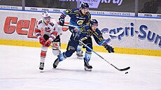 P�edkolo hokejové MAXA Ligy mezi Zlínem a Pardubicemi B. U puku zlínský Vojt�ch...