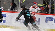 Úto�ník Ocelá�� Milo� Roman v souboji s karlovarským Radkem �ípem.