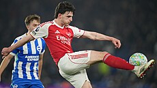 Declan Rice z Arsenalu odkopává mí� v utkání na h�i�ti Brightonu.