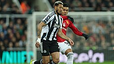 Joelinton (vlevo) z Newcastku a Casemiro z Manchesteru United.