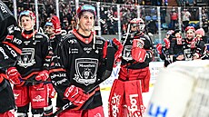 Stephen Moses z Hradce Králové (uprost�ed) slaví hattrick a  vyhrané utkání.