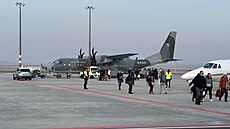 Krátce p�ed p�l osmou ráno p�istál v Praze vládní letoun CASA s �eskými ob�any...