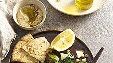 Zelený salát s kedlubnou, cizrnou a humusem