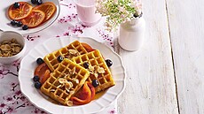 Vafle s medem a ovocem