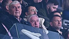Herec Miroslav Donutil a fotbaloví mana�é�i Pavel Paska a Pavel Kuka na derby ...