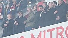 Ministr �kolství, mláde�e a t�lovýchovy Robert Plaga (ve svetru), napravo �éf...