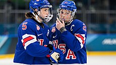 Megan Kellerová a Hilary Knightová b�hem olympijského utkání USA a �eské...