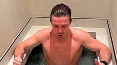 Fotbalista Jack Grealish se zotavuje ze zlomeniny.