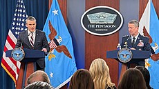 Americký ministr obrany Pete Hegseth na spole�né tiskové konferenci s p�edsedou...