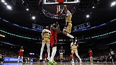 Bilal Coulibaly z Washington Wizards sme�uje, Tari Eason z Houston Rockets...