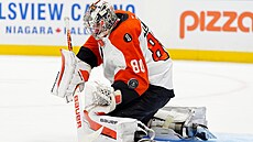 Gólman Dan Vlada� z Philadelphia Flyers zasahuje v zápase proti Toronto Maple...