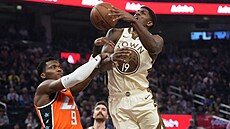 Nate Williams z Golden State Warriors p�ichází o mí� díky dobré obranné práci...