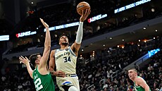 Luka Garza z Boston Celtics brání Janise Adetokunba z Milwaukee Bucks.