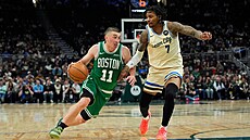 Payton Pritchard z Boston Celtics se tla�í kolem Kevina Portera Jr. z Milwaukee...