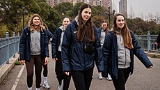 Natálie Stoupalová a mediální mana�erka Barbora Pe�tálová po p�íletu do...