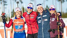 �tafeta ve slo�ení Tereza Vinklárková, Lucie Charvátová, Jessica Jislová a...