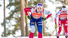 Lucie Charvátová na druhém úseku b�hem �tafety �en v Kontiolahti.