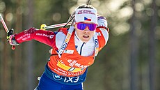 Tereza Voborníková b�í na t�etím úseku �tafety �en v Kontiolahti.