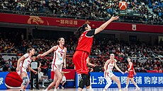 Emma �echová sp�chá k �ínské pivotce �ang C�-jü v p�íprav� na kvalifikaci o MS...