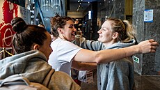 Petra Malíková zdraví Julii Pospí�ilovou, která se k reprezentantkám ve...