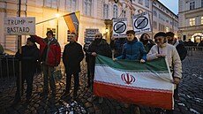 Demonstrace p�ed americkou ambasádou v Praze proti zásahu Spojených stát� a...