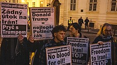 Demonstrace p�ed americkou ambasádou v Praze proti zásahu Spojených stát� a...