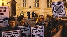 Demonstrace p�ed americkou ambasádou v Praze proti zásahu Spojených stát� a...