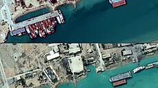 Dal�í pohled na základnu Bú�ehr. Horní snímek z 27. února op�t ukazuje b�ný...