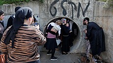 Úkryt v tunelu. Izraelci se ukrývají v tunelu ve m�st� �ore� poté, co je...