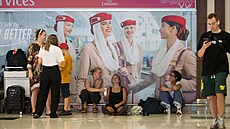 Uv�zn�ni na cestách. Cestující �ekají na lep�í zprávy na p�epln�ném...