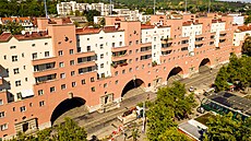 Stavba je dlouhá p�ibli�n� 1 050 metr� a pat�í tedy k nejdel�ím obytným budovám...