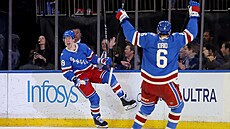 Jaroslav Chmela� z New York Rangers se raduje z gólu v utkání proti Torontu.