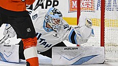 Vítek Van��ek z Utahu zasahuje v utkání s Philadelphií.