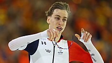 Rychlobrusla� Metod�j Jílek reaguje po dojezdu závodu na 1500 metr� na...