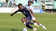 Karvinský obránce Aboubacare Traore brání Adoniju Ouandeho ze Slovácka.