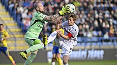 Plze�ský Luká� �erv napadá zlínského gólmana Stanislava Dostála.