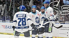 Kladen�tí hrá�i se radují z gólu proti Komet�.