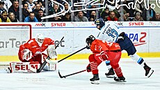 Liberecký Jaromír Pérez zakon�uje v zápase s Olomoucí.